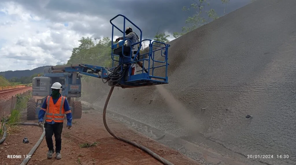 Aplicação de concreto projetado na face de solo grampeado