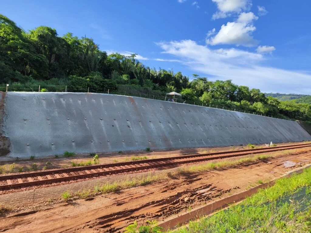 Contenção em solo grampeado com face em concreto projetado