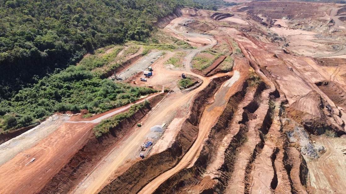 Vista aérea de cava de mineração com frente de serviço geotécnico da SCO
