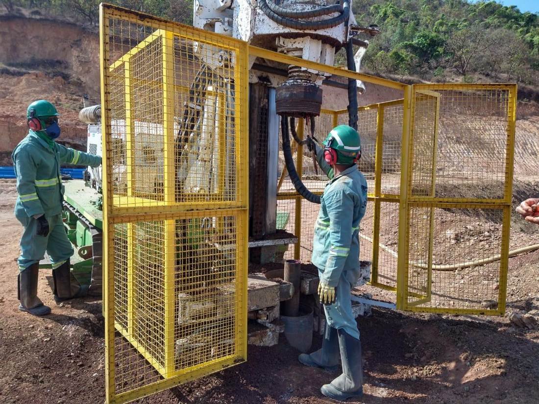 Perfuratriz com gaiola de proteção em obra de geotecnia em mineração