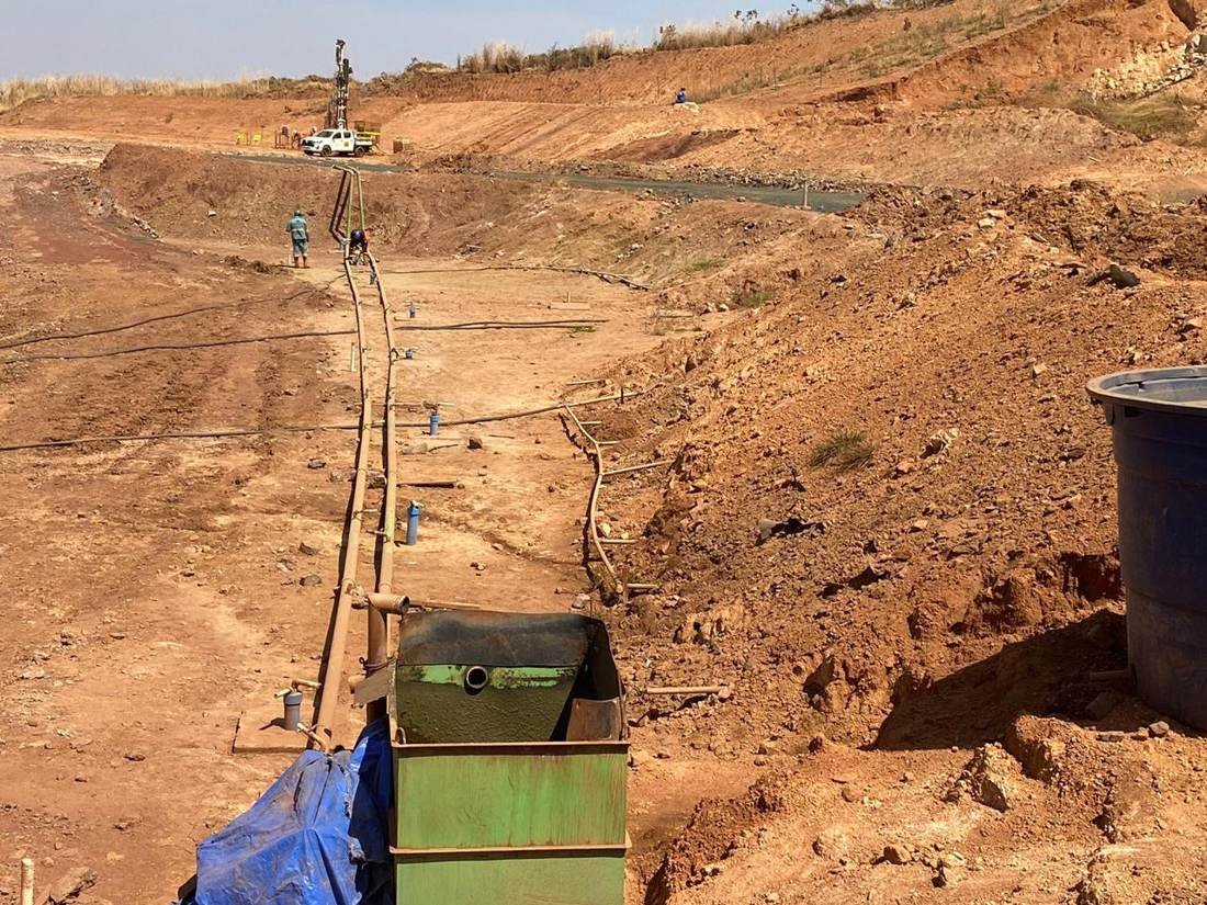 Sistema de rebaixamento de lençol freático com ponteiras filtrantes ao longo de escavação