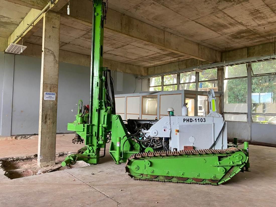 Reforço de fundação com equipamento de pé-direito reduzido na Gráfica do Senado Federal, Brasília